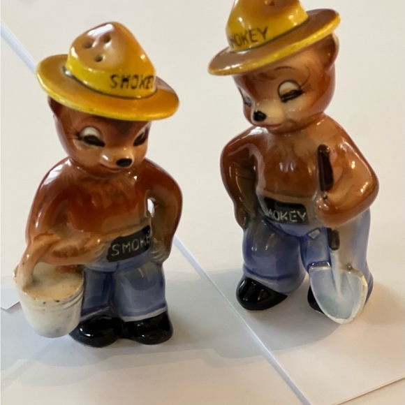 Smokey the Bear vintage  salt and pepper shakers. - Picture 3 of 6